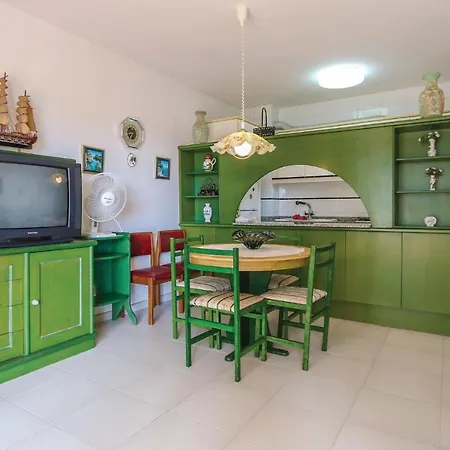 In With Kitchenette Apartment *